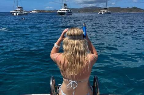 Review img # 4 of the yacht PERPETUAL BLUE